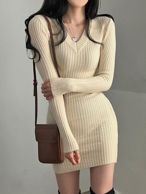 Soft glutinous sexy knitted dress women's spring and autumn French style retro V-neck spicy waist-controlled slim fit slimming long sleeve hip skirt